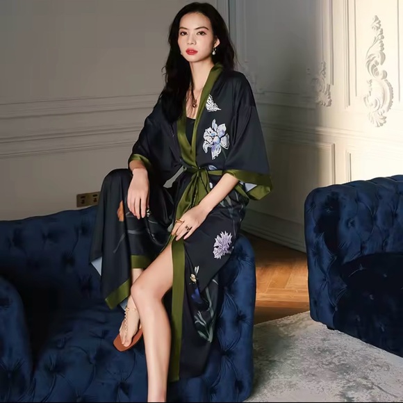Floral Black and Green Kimono Robe - Picture 3 of 4